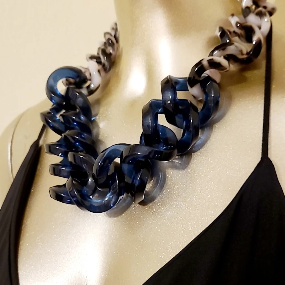 VINTAGE HUGE HENRI BENDEL BLUE LUCITE CHUNKY LINK NECKLACE - Picture 11 of 13